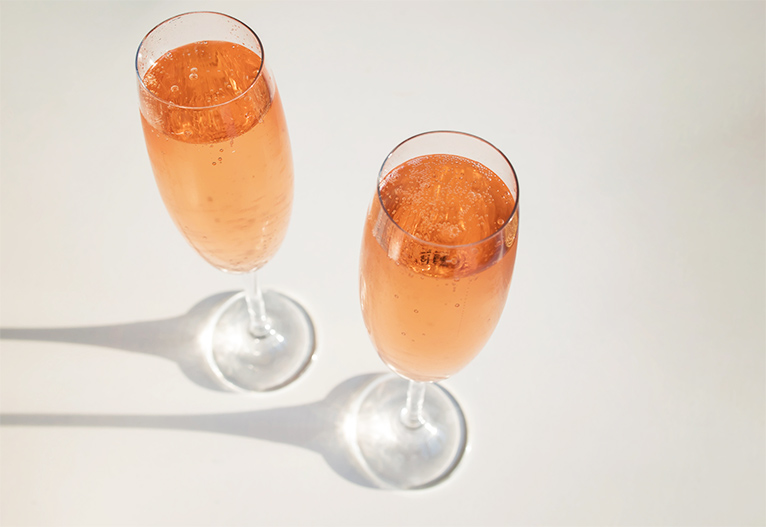 Sparkling tea in champagne glasses.