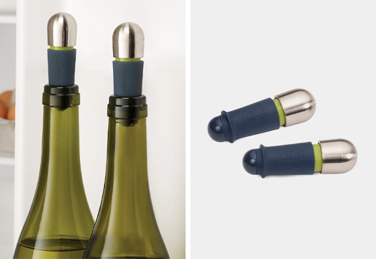 Joseph Joseph Barwise wine stopper set in blue.